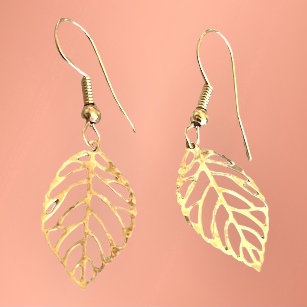 New Petite Artisan Lightweight Minimalist Gold Floral Hallow Leaf Earrings - Picture 5 of 6